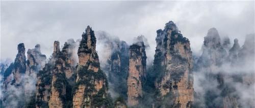 张家界水绕四门景区云雾缭绕，仙