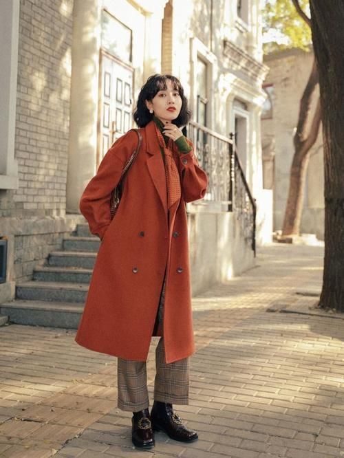 配大衣的裤子不用太多,有这3种“百搭款”就够了,时髦显腿长