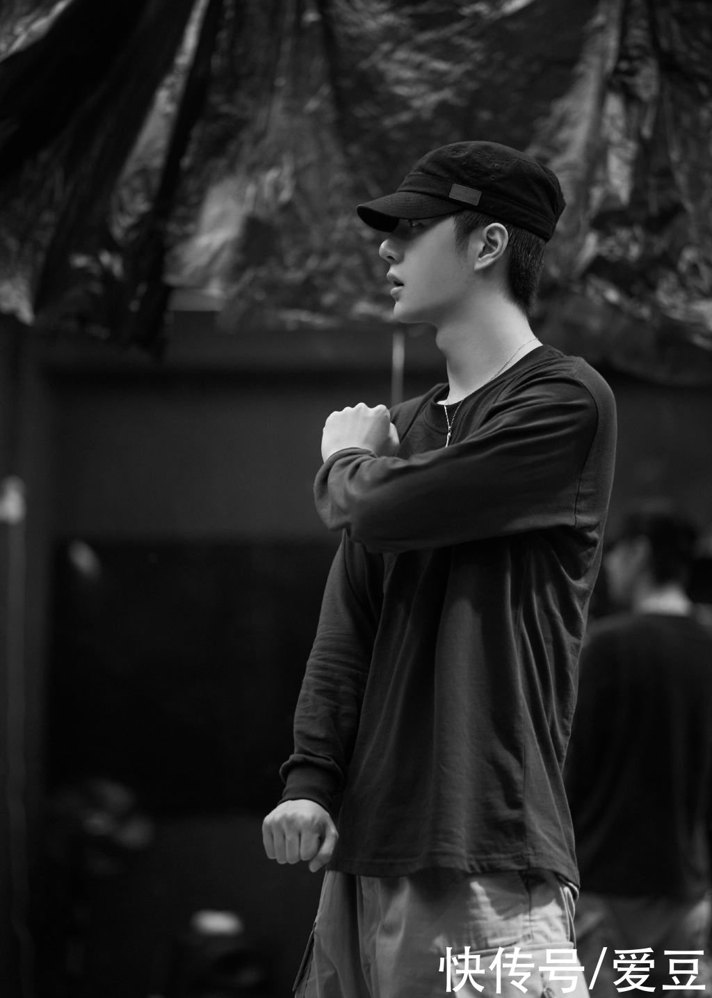 yibo|210818 YIBO放出王一博练习室花絮照 每一块地板上都有着数不清的汗水痕迹