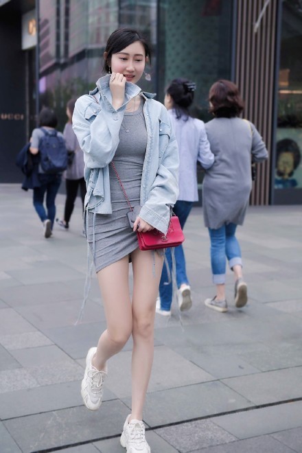 简单|为了追求“简单美”, 时尚女生这样搭配连衣裙, 利落又好看