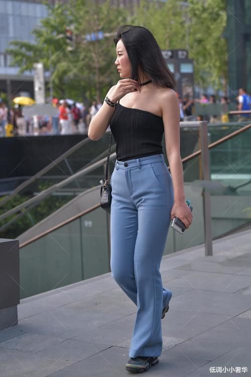 版型 黑色露肩吊带与蓝色拖地裤搭配,高级感十足,气质高贵