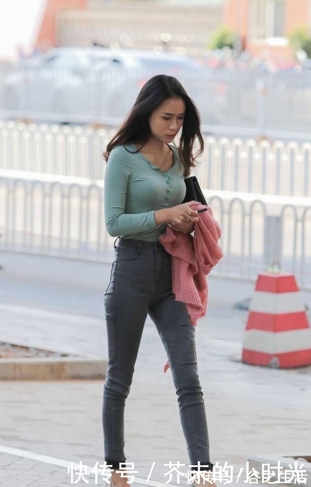 优雅 牛仔裤休闲不失潮流的感觉,整个人看上去非常优雅大方