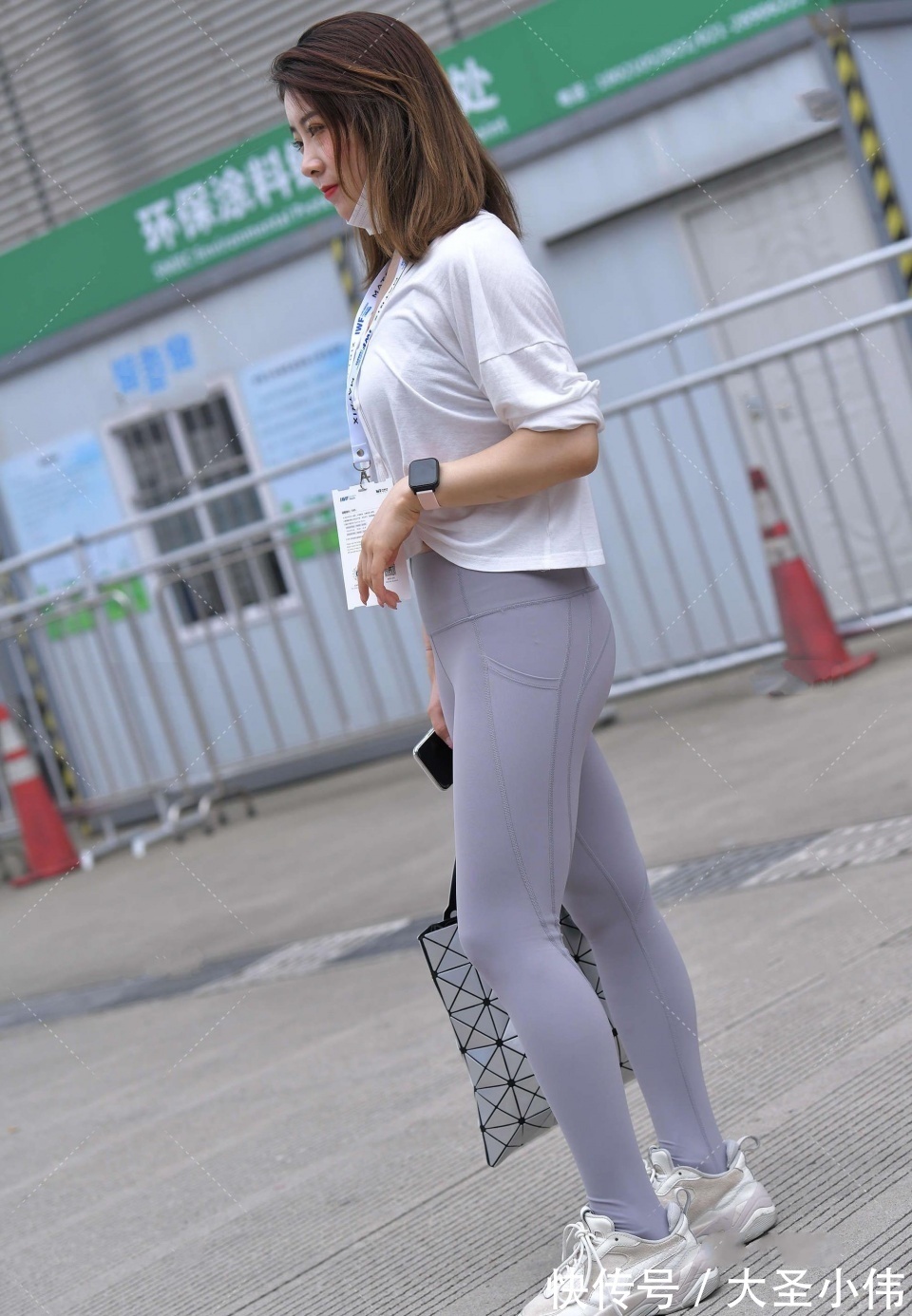 又飒|美女街拍:小姐姐真的是又飒又美,太吸引人注意,好想过去给她买一杯奶茶