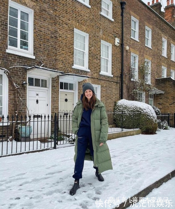 饱和度|过了四十岁的女人,衣柜里这5种颜色衣服别再穿了,显老还掉档次