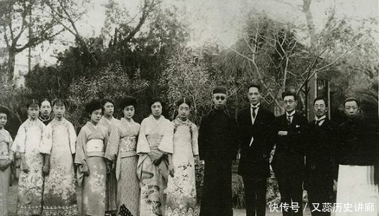 老照片|罕见老照片：街头舞龙踩高跷，第二张是溥仪正在接待日本人！