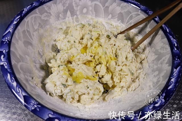 葱油饼的正确做法,不揉面不擀面,蓬松不油腻,比油条简单还好吃