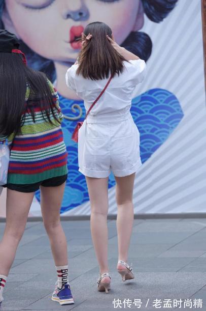 连脚裤|街拍美女:全白连体短裤,将极简进行到底,轻松穿出优雅独特品味