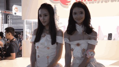 |搞笑GIF图:美女刚睡醒的样子vs你刚睡醒的样子!