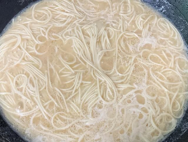 颜小厨|女儿经常点名要吃这早餐，简单一煮，5分钟就上桌，营养又美味