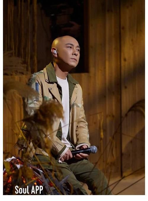 《追光吧！》二公舞臺(tái)致敬人民子弟兵 追光者體驗(yàn)準(zhǔn)軍事化訓(xùn)練展男兒血性