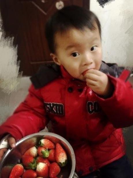宝爸|怀了二胎的媳妇想吃草莓,宝爸亲自喂着吃,围观的大女儿眼神亮了