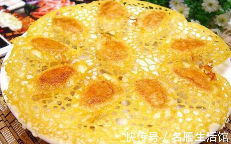 做水晶锅贴，掌握好“调面糊水”的方法，保准个个酥脆，冰花漂亮