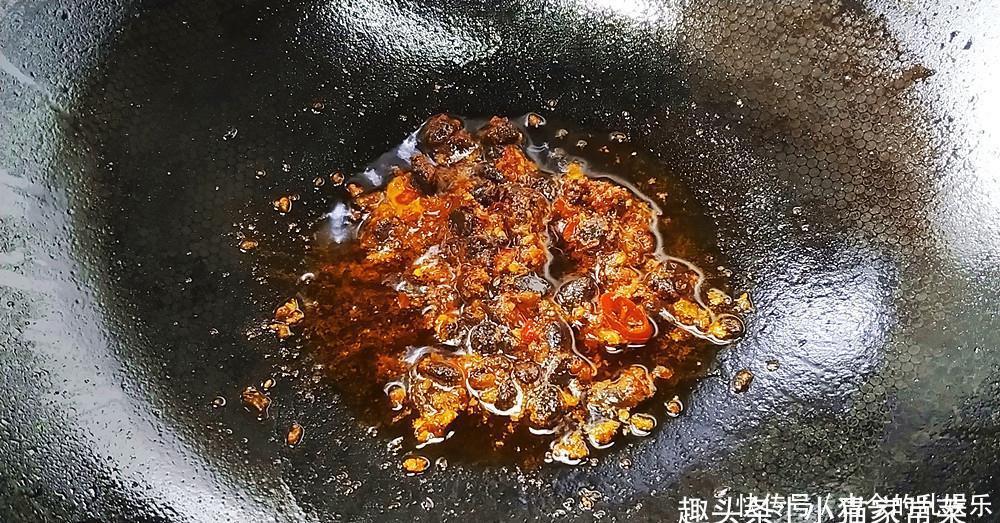 香气扑鼻|用板栗和鸡肉这种做法很简单,上锅一蒸,香气扑鼻,一大盘不够