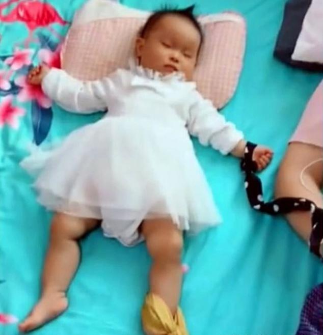 父亲|“发明家奶爸”带娃睡觉走红,看到眼前的一幕,网友:肯定亲生的