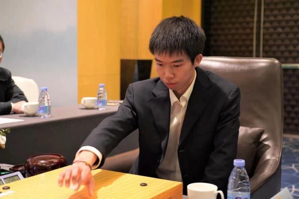 头衔战|围棋大棋士赛决赛上演 “00后”丁浩完胜辜梓豪