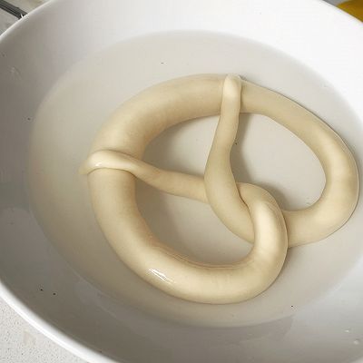 黄油|【减肥期看过来】低糖低脂碱水面包