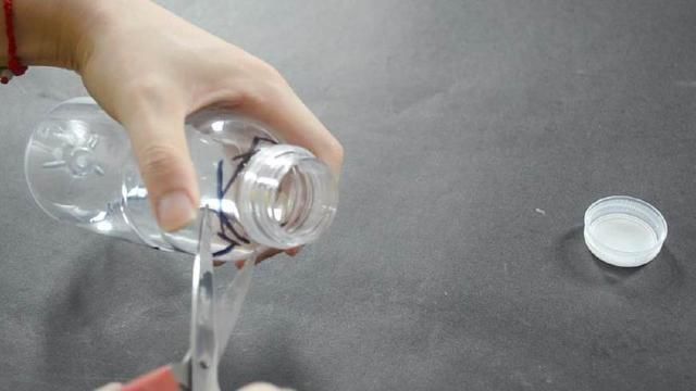 塑料瓶别再扔了,改造一下,粘在厨房里有大用处,省钱又实用