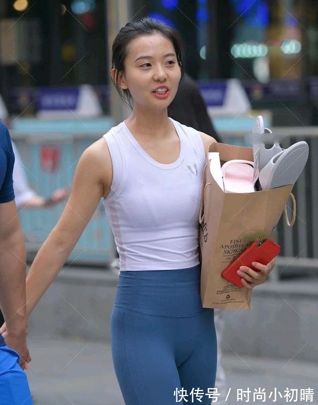 专属|爱美不是年轻女子的专属，辣妈也可以时尚靓丽，还多了一种成熟美