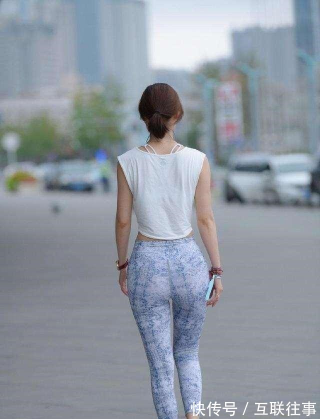 帆布鞋 白色无袖背心搭配印花打底裤,把自己打扮的美美哒,十分亮眼!