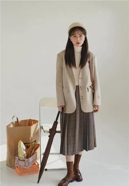 2021年春天流行的“毛呢小西装”，下装这样搭配很时髦，有韩范！