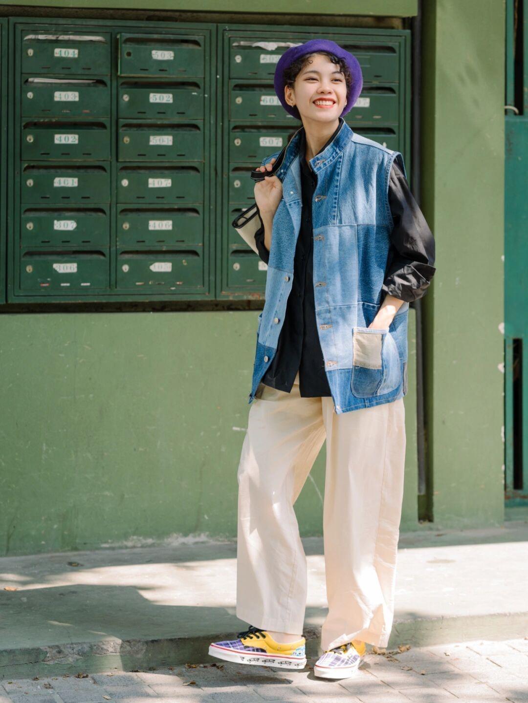 牛仔马甲|秋季,牛仔马甲怎么搭才洋气?搭配黑色衬衫和阔腿裤,高级又洋气