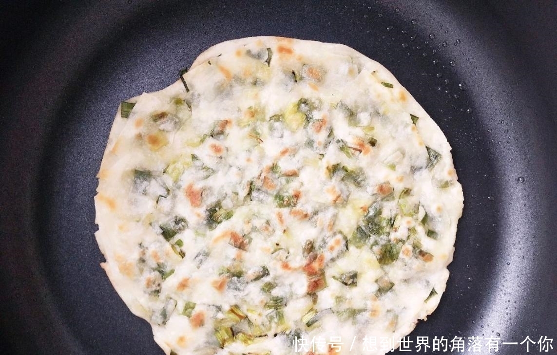 剩下的饺子皮怎么办？加点葱花擀成饼，煎一煎，满口酥脆