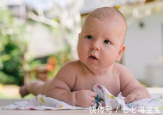 发育|宝宝总用手打自己头?儿科专家:宝宝发育关键期,千万别大意!