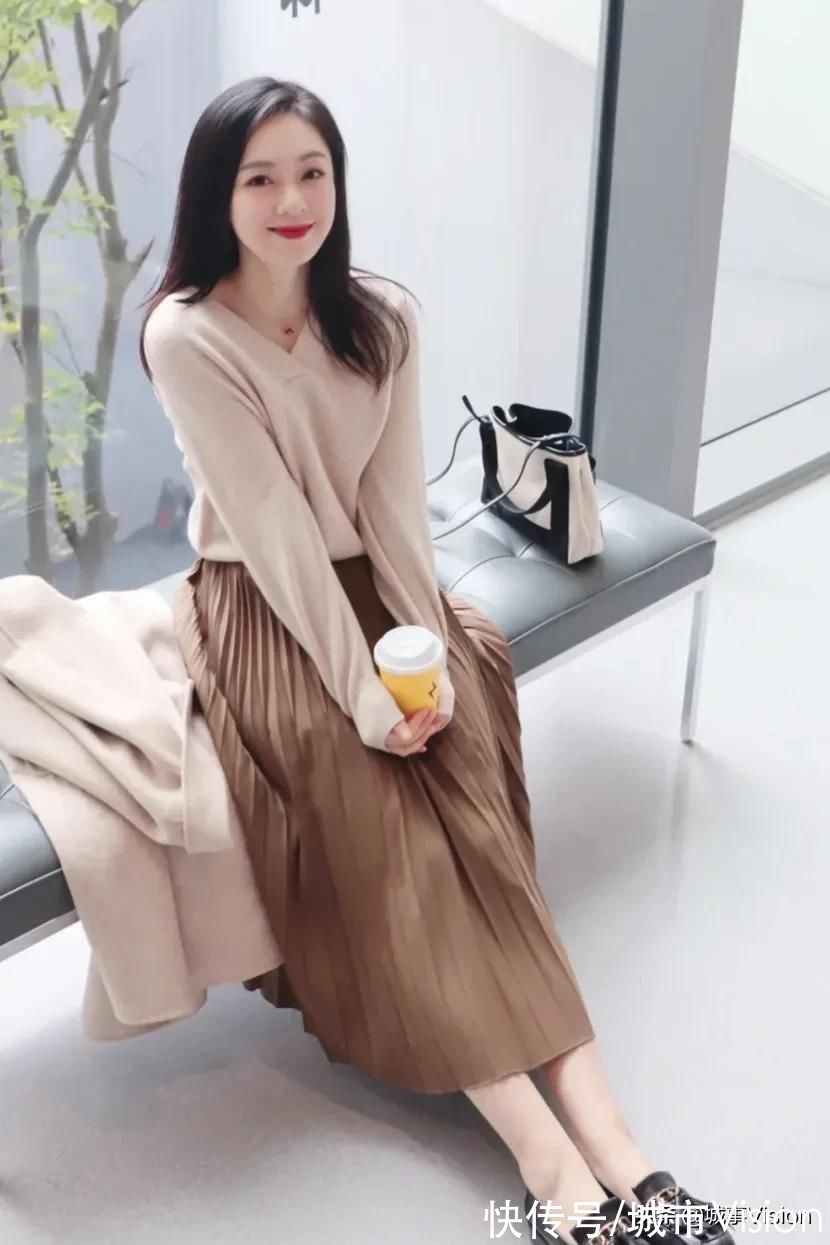 羊绒大衣 今日穿搭，燕麦色羊绒大衣冬季气质爆款