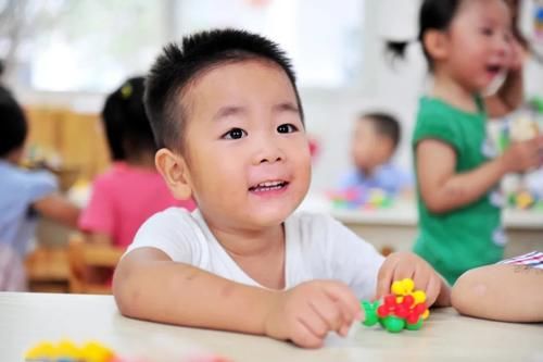 孩子|为防幼儿园老师探查家庭情况，宝妈剪掉孩子衣服标签，有必要吗？