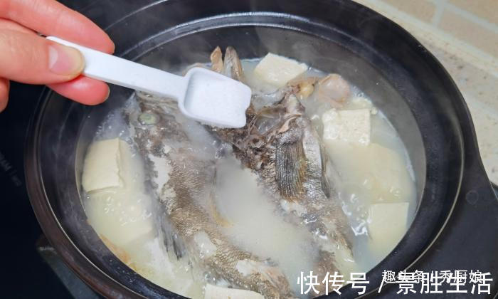 码头|不管炖啥鱼，别加料酒和醋去腥，教你1招，鱼肉鲜香，汤白不腥气