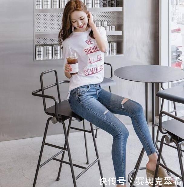 美女穿搭:小姐姐爱穿紧身牛仔裤,秀出完美曲线,轻灵而浪漫