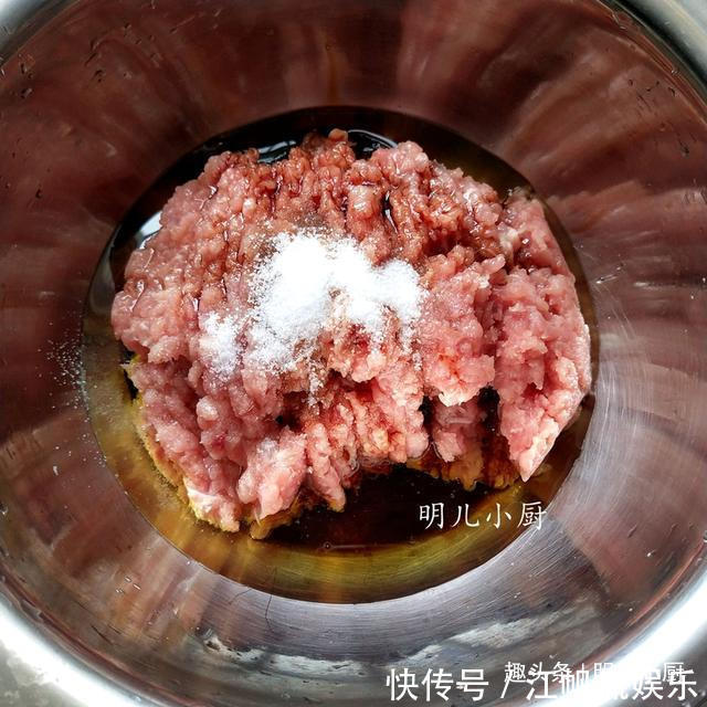 包饺子|包饺子这两种蔬菜一起放，皮薄馅鲜，一口下去满口香，太好吃了