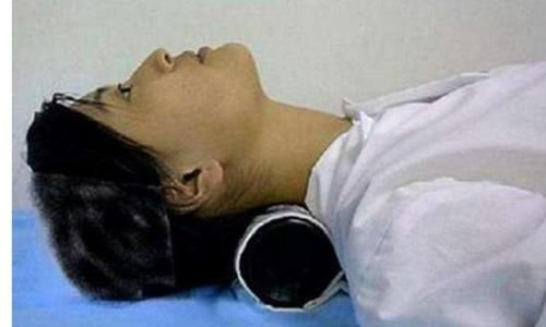 枕头|辟谣！枕啤酒瓶能治好颈椎病？颈椎不好的人必须要有个好枕头