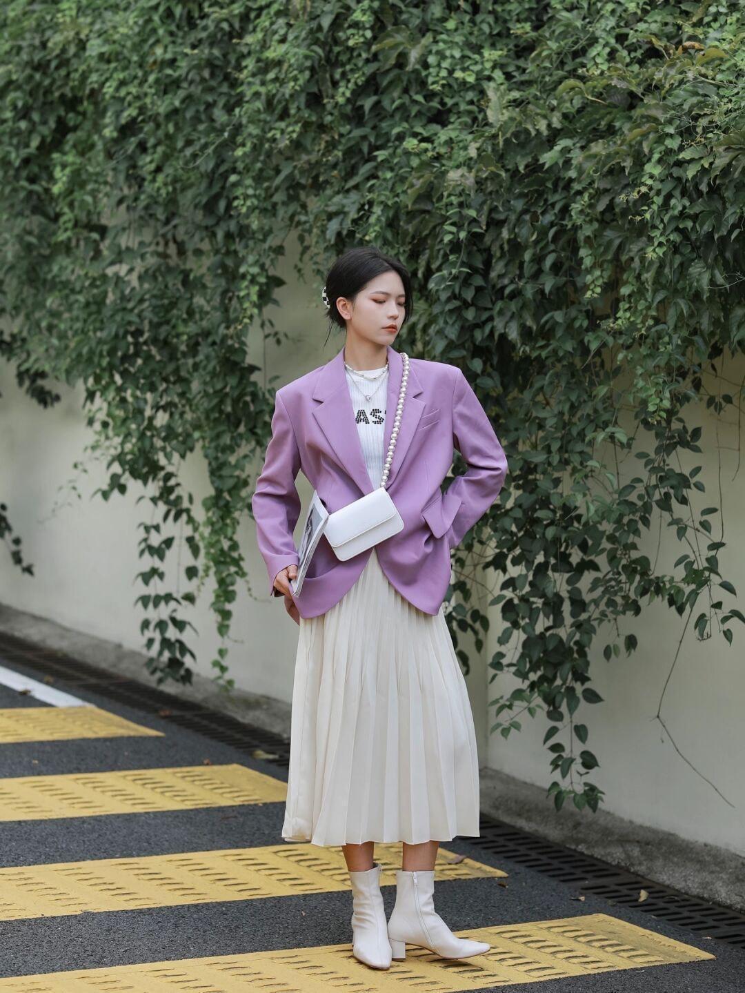 西装外套|秋冬怎么穿时尚又好看,紫色西装外套+米色百褶裙,清新又自然