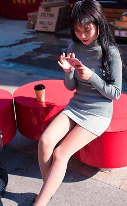 撩人|街拍:美女穿吊带连衣裙,清新靓丽,十分撩人