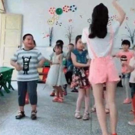 仪容|“最治愈幼师”走红,台下领舞笑容超甜,网友:妈妈,我恋爱了