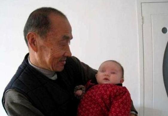 名字|爸爸姓“奸”,妈妈想让儿子随自己姓,爷爷随口一取全家人称赞不已