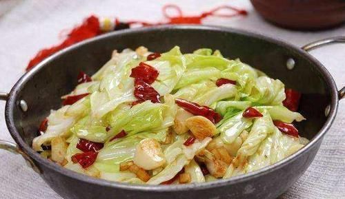 水煮包菜|炒包菜时,先焯水还是直接炒?有人总做错,难怪包菜吃着不香不脆