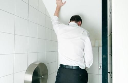 蛋白尿|上厕所时，尿液泡沫多，是蛋白尿，肾功不全吗？别傻傻的不懂