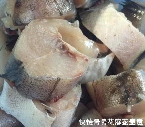 不管解冻什么鱼，千万别用水泡了，只用一招，和刚买的活鱼没两样