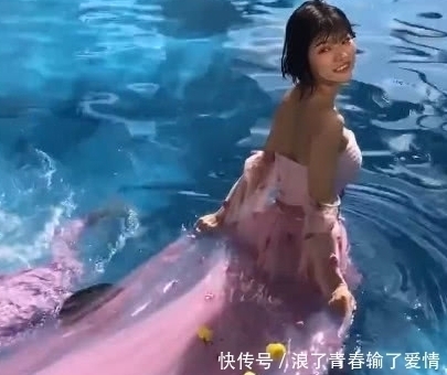 奇闻:新娘在泳池拍照,泳池里有异常,成片拍出惊艳画面