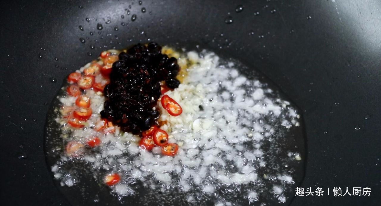 烤生蚝好不好吃全在酱汁,教你调一碗秘制酱料,比烧烤店的好吃