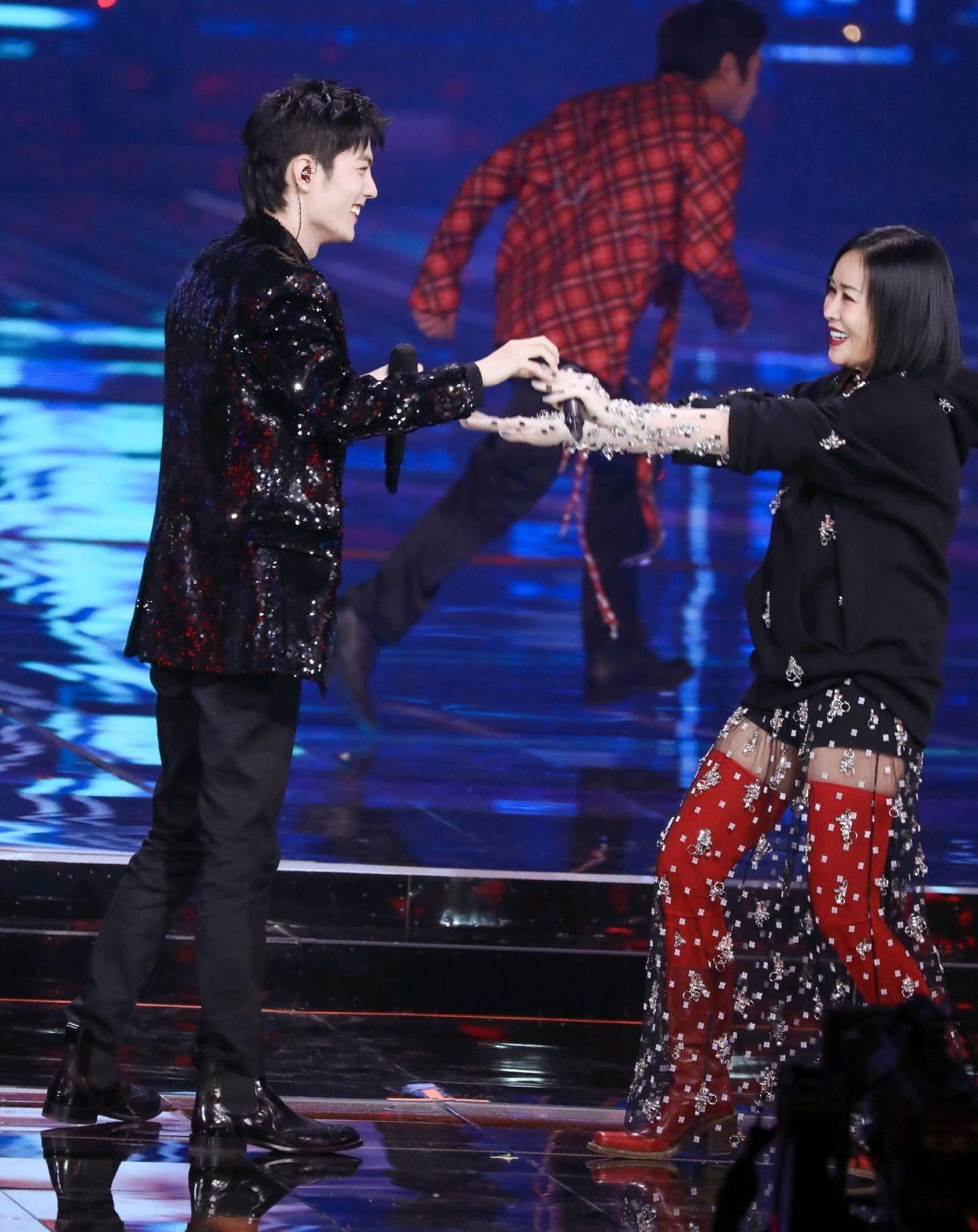 给那英拉票给李宇春送祝福给央视新闻录vcr,肖战人在剧组依然活跃