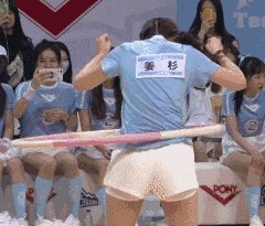 |搞笑GIF：妹子这恩爱秀的，真是让人措手不及啊