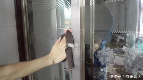 油污|厨房玻璃有油污洗不干净教你一招,轻轻一擦油污全去除,真实用