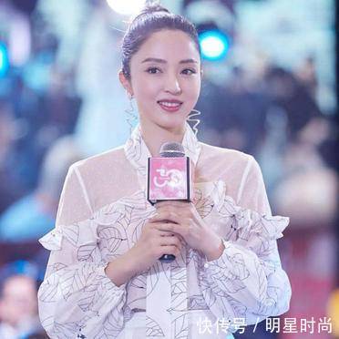 衬衫 身穿一件印花设计的白色衬衫搭配白色半身裙,温柔又时髦