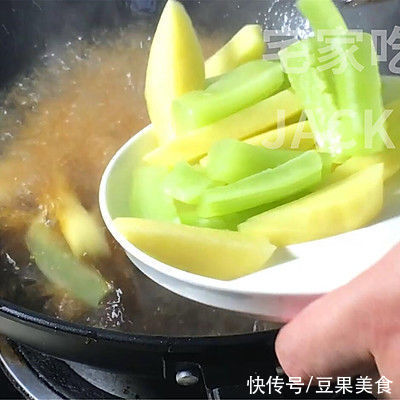 干锅香辣虾，做法简单，虾肉鲜甜，酱汁香辣，唆着手指越吃越香