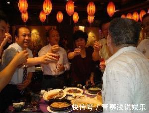 阿明#饭局上,有这2个细微动作的人,说明城府太深,别深交,能避则避