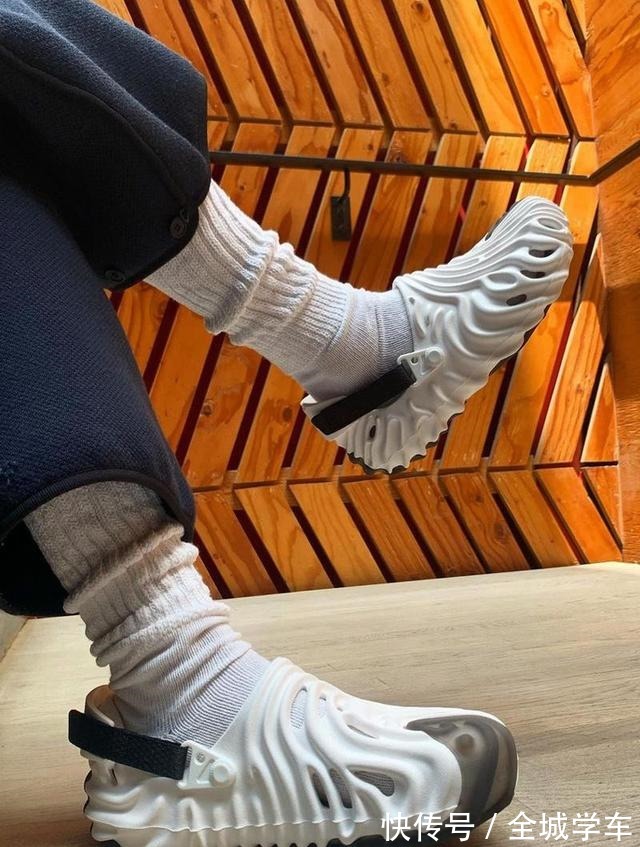 造型 生物感满满的前卫造型!Crocs 联名鞋款实物释出!