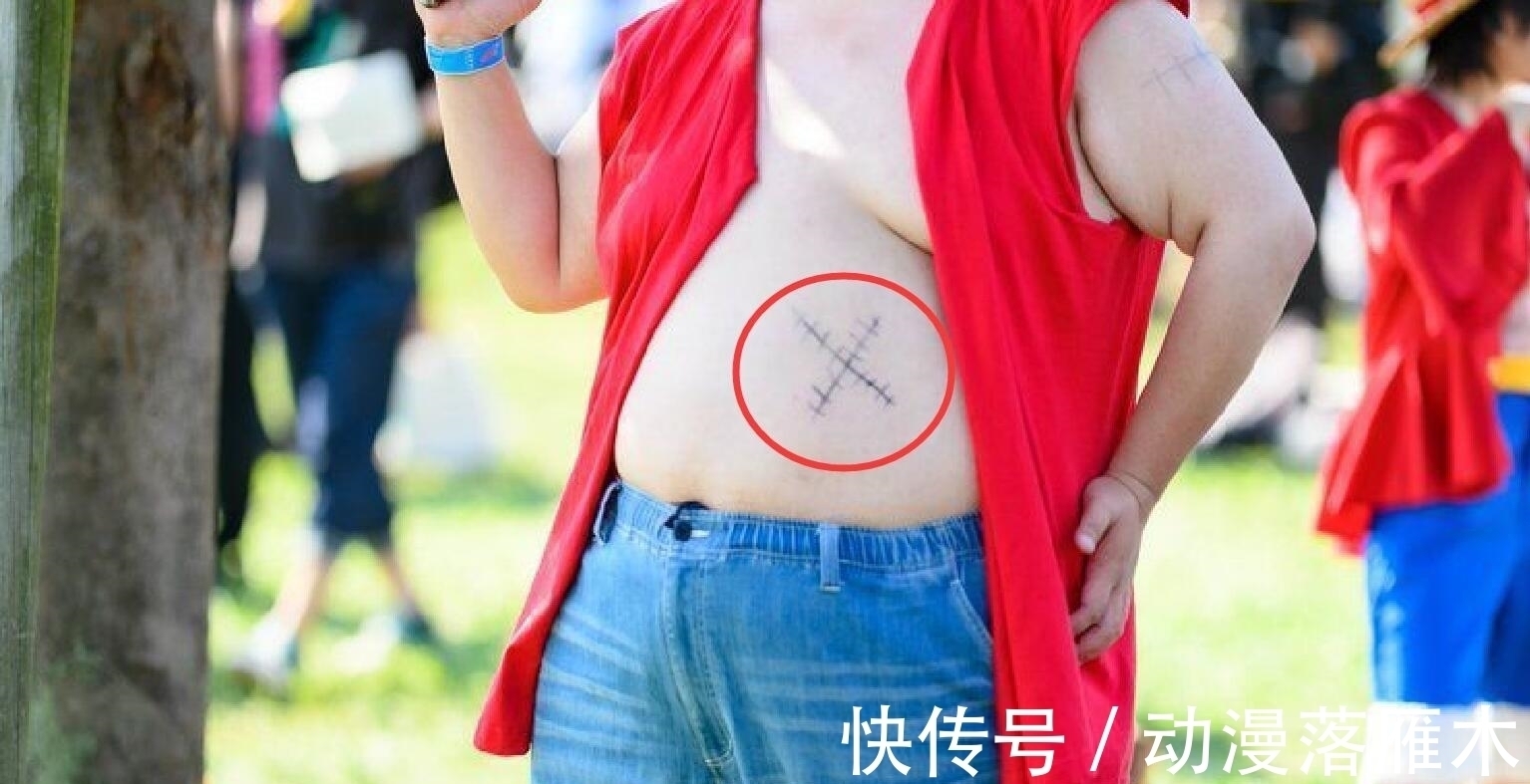 路飞COS|最残暴路飞COS,没肌肉就算了,看到这油肚吓得不敢再追海贼王